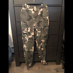 OVERSIZED CAMO PANTS
